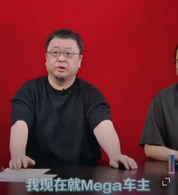 网友拍到知名男星开理想MEGA!罗永浩也自称是车主