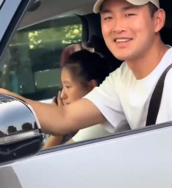 网友拍到知名男星开理想MEGA!罗永浩也自称是车主