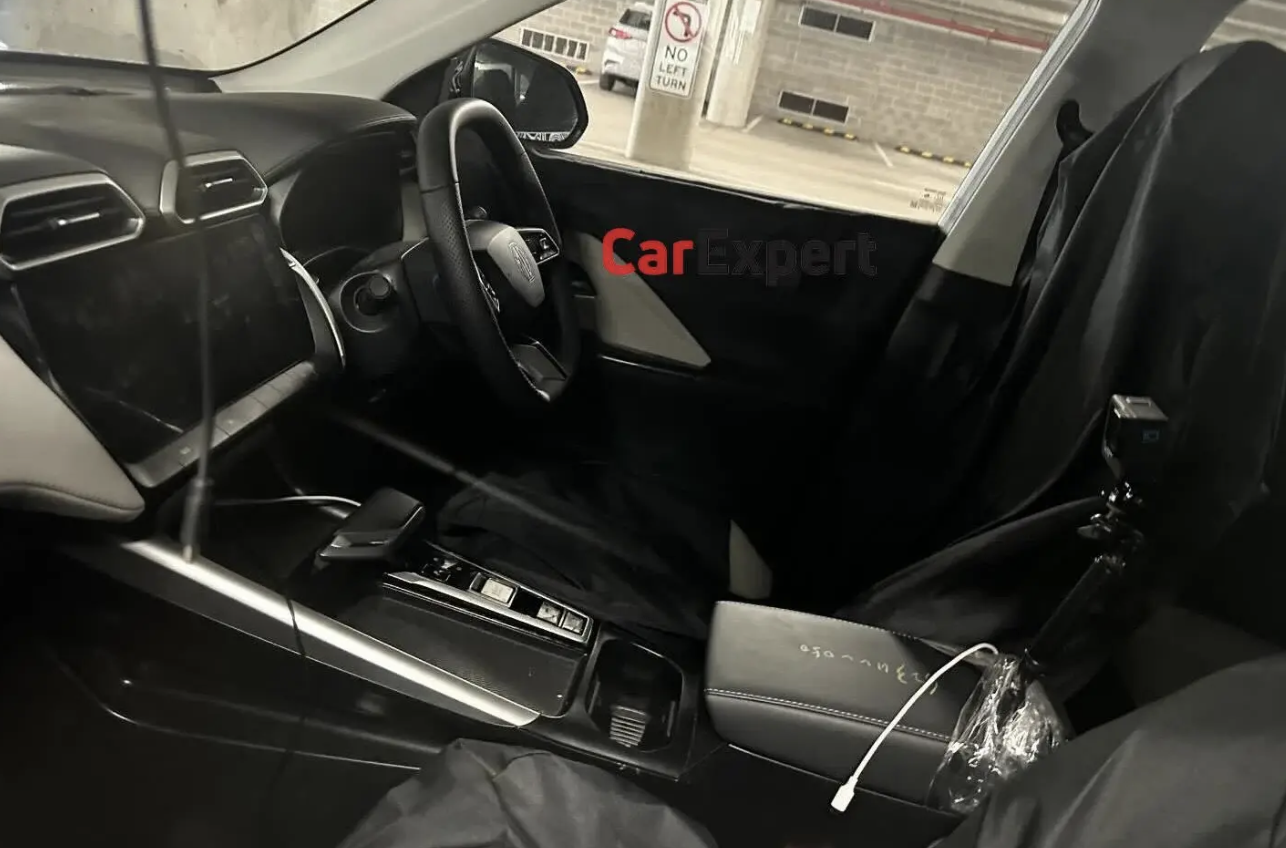 名爵 2025 款 MG ZS 混动版 SUV 海外官图发布:品牌标识移至发动机盖处、格栅保险杠运动化