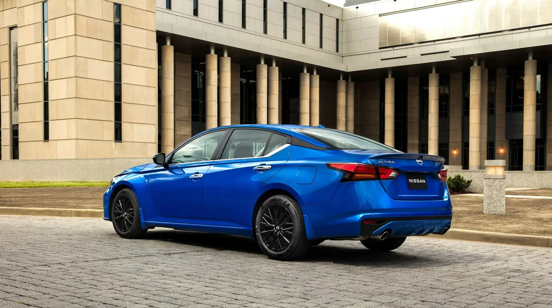 取消2.0T发动机 2025款日产天籁海外发布