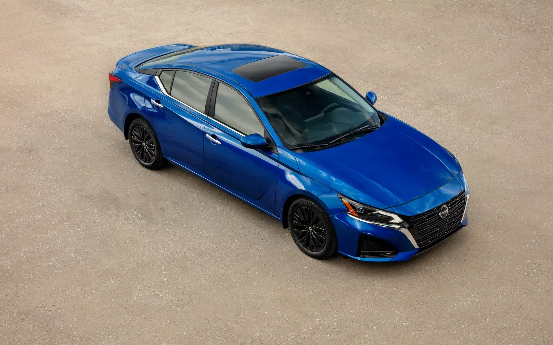 取消2.0T发动机 2025款日产天籁海外发布