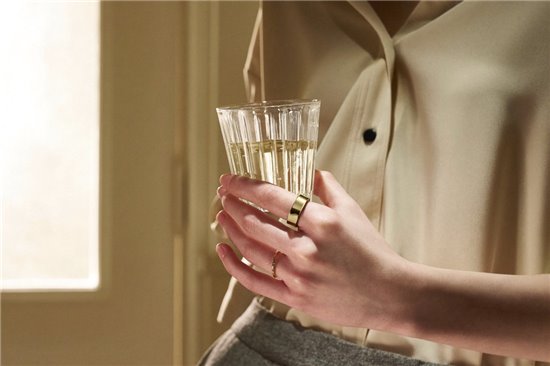 三星 Galaxy Ring 支持 Qi2 标准,但磁吸充电功能缺失