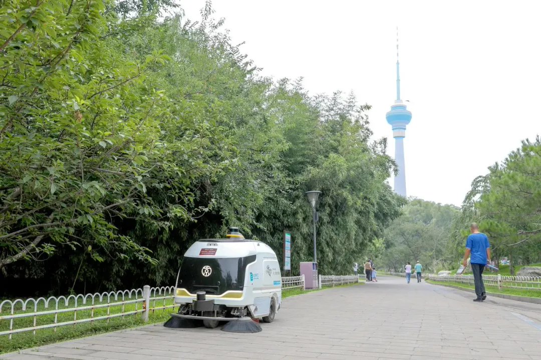 20 余款机器人在北京玉渊潭公园亮相,不同产品可清洁路面 / 水面、救援落水人员