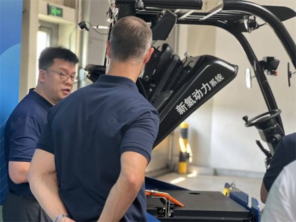 新氢动力氢燃料电池叉车助力华晨宝马开启绿色搬运新篇章