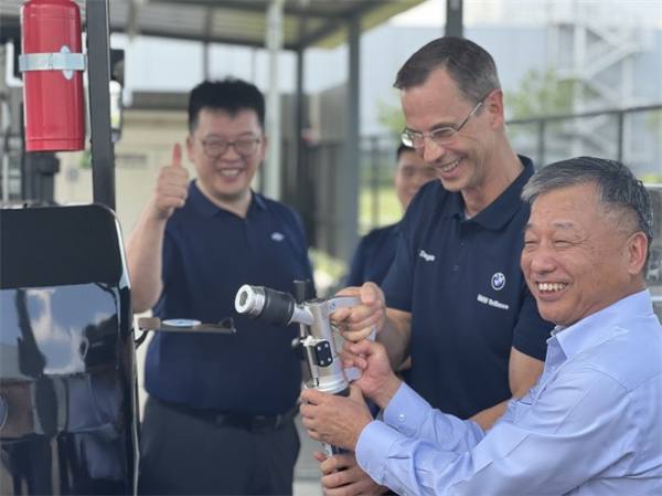 新氢动力氢燃料电池叉车助力华晨宝马开启绿色搬运新篇章