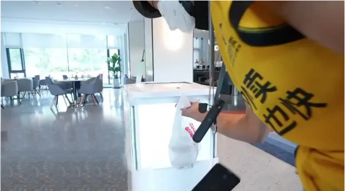 再多一“呈”热AI 云迹科技携手东呈集团打造数智酒店新服务