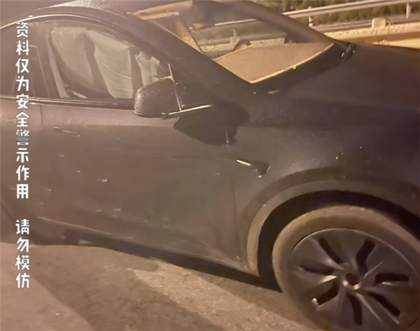 一特斯拉正常行驶气囊突然炸开!车主:并未发生任何接触