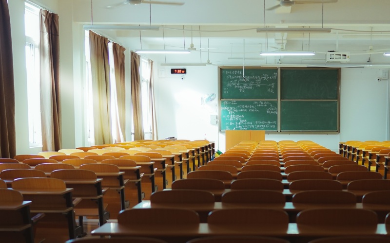 别让高校“青椒”困在职称申报里 | 新京报快评