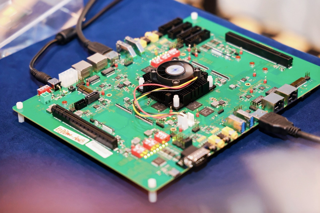 2024 RISC-V中国峰会 | 奕斯伟计算AI PC芯片亮相