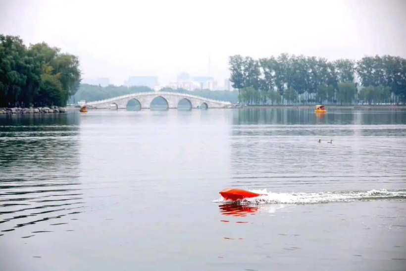 20 余款机器人在北京玉渊潭公园亮相,不同产品可清洁路面 / 水面、救援落水人员