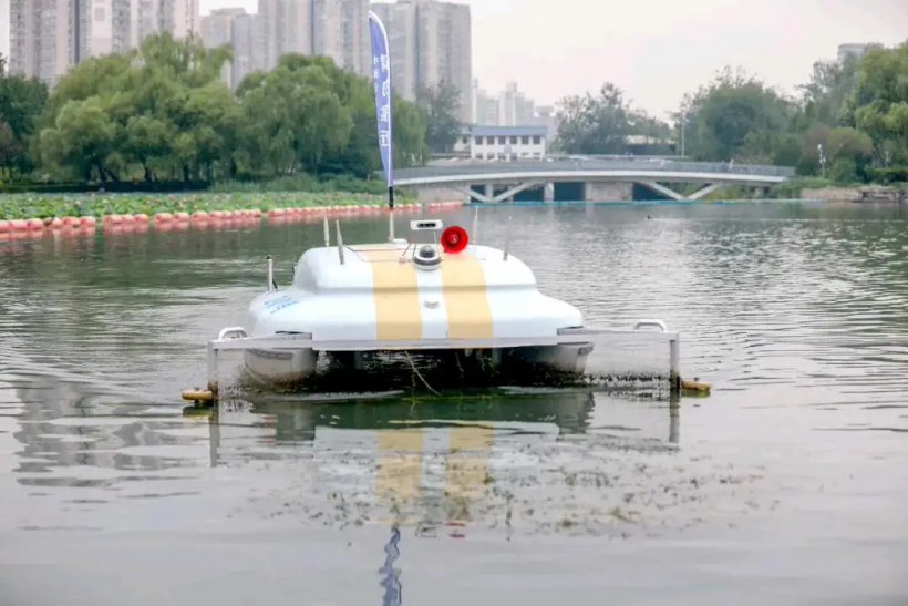 20 余款机器人在北京玉渊潭公园亮相,不同产品可清洁路面 / 水面、救援落水人员