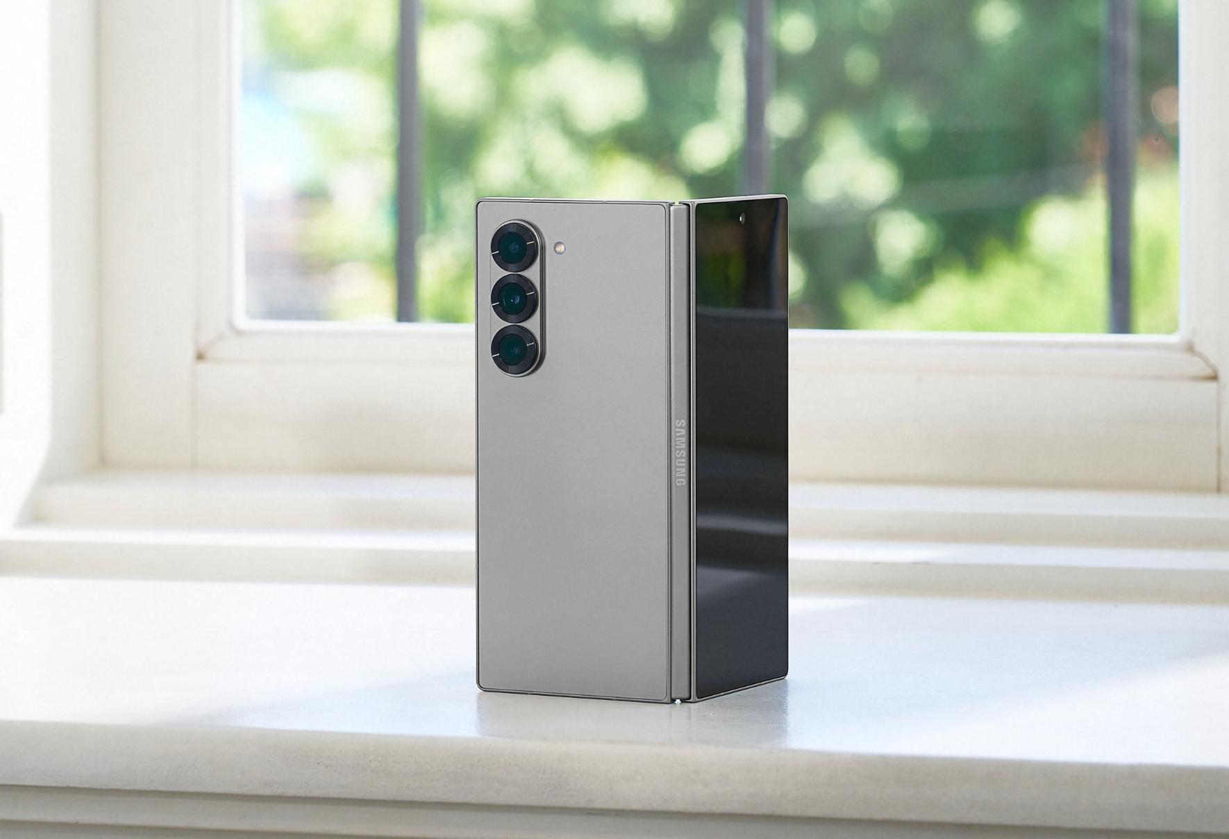 折叠屏手机面板出货量创新高,三星Galaxy Z Fold6加速行业发展