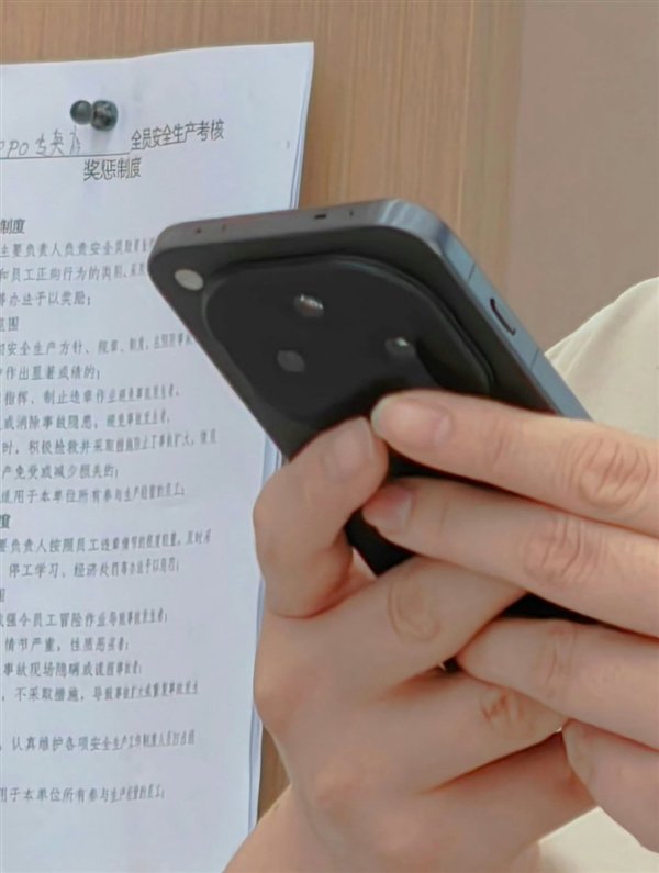 天玑9400直屏之王!OPPO Find X8真机突然泄露