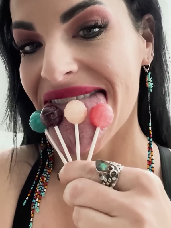 美国一姐姐拥有世界最宽的舌头!一次性可吃四个棒棒糖