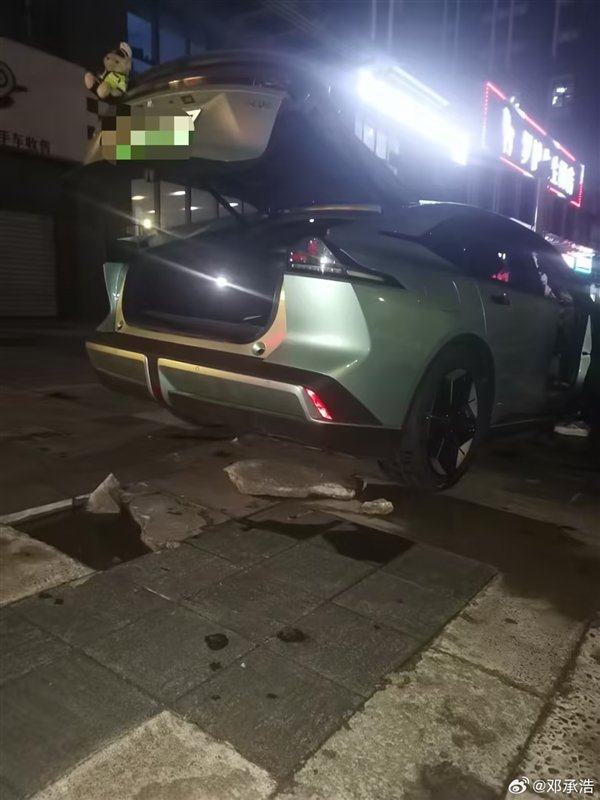 深蓝SL03行驶中戳破底盘起火 深蓝CEO回应:两颗电芯着火 后面自己灭了