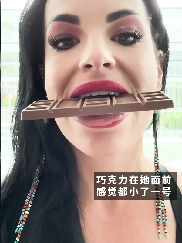 美国一姐姐拥有世界最宽的舌头!一次性可吃四个棒棒糖