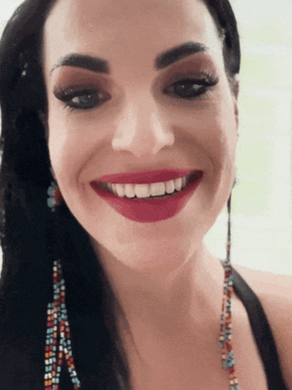 美国一姐姐拥有世界最宽的舌头!一次性可吃四个棒棒糖