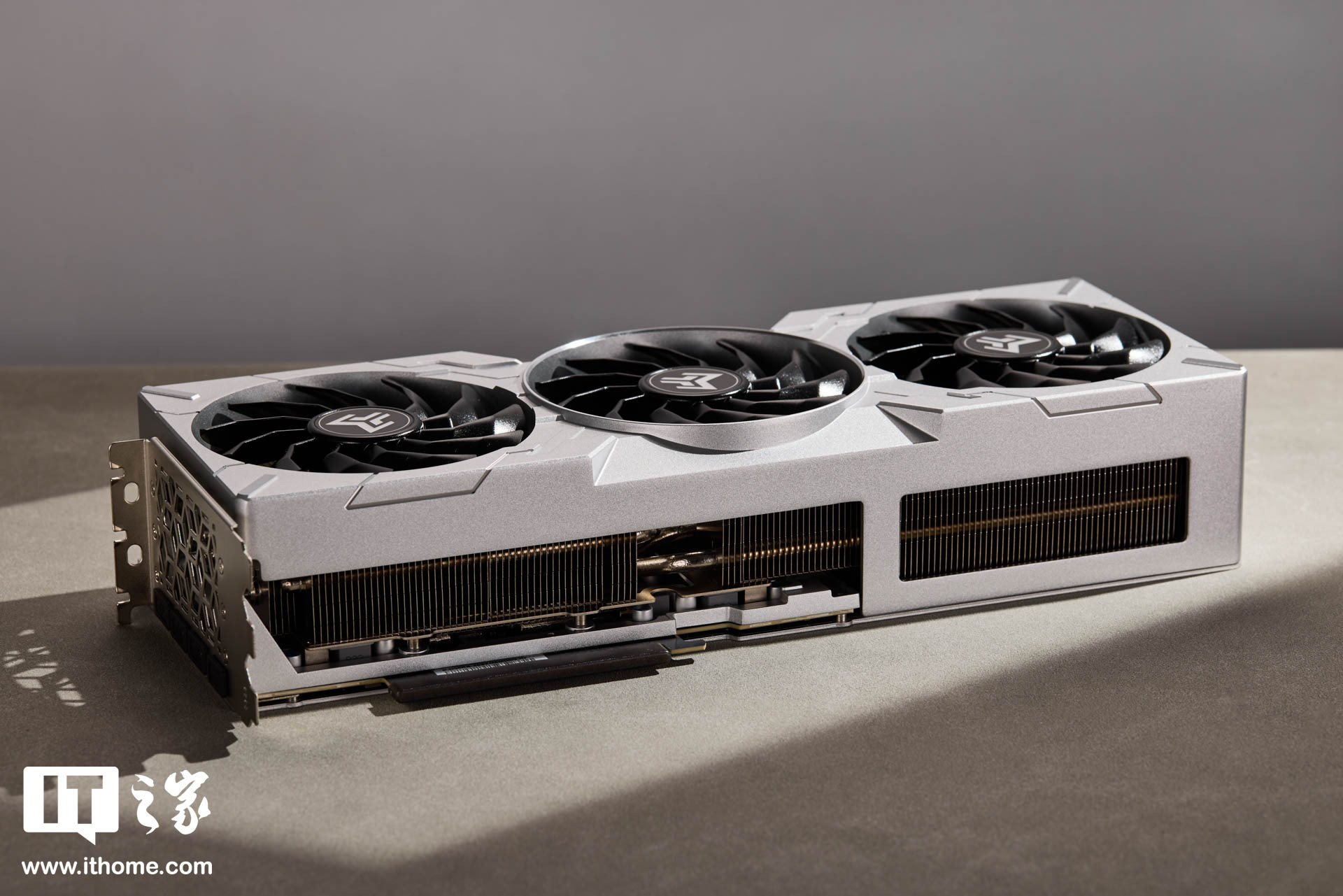 【IT之家开箱】影驰 RTX 4080 SUPER 金属大师 OC 显卡图赏:金属风拉满的 4K 游戏旗舰