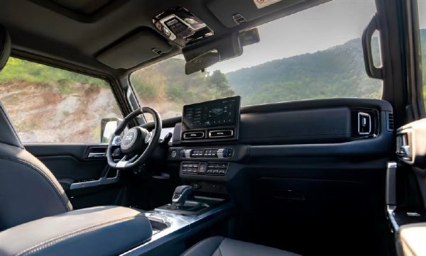 13.99万起!国产硬派鼻祖212 T01换新上市:全系标配2.0T+8AT+分时四驱