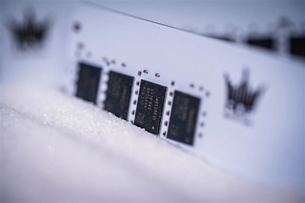 性能暴增30倍!SK海力士正开发HBM内存新标准