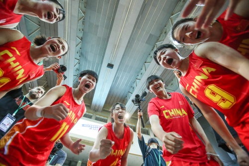 国际篮球巨星巴特勒再次关注村BA:拍卖球鞋捐赠球场、修缮小学球场,延续“纯粹热爱”