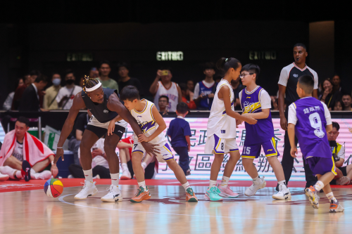 国际篮球巨星巴特勒再次关注村BA:拍卖球鞋捐赠球场、修缮小学球场,延续“纯粹热爱”