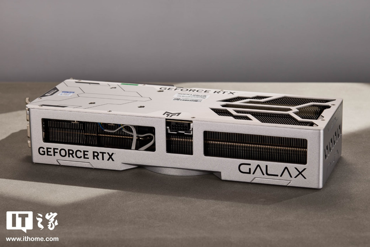 【IT之家开箱】影驰 RTX 4080 SUPER 金属大师 OC 显卡图赏:金属风拉满的 4K 游戏旗舰