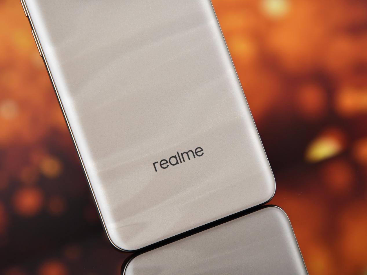 真我13 Pro+全面评测：1999元拥有旗舰长焦和艺术设计