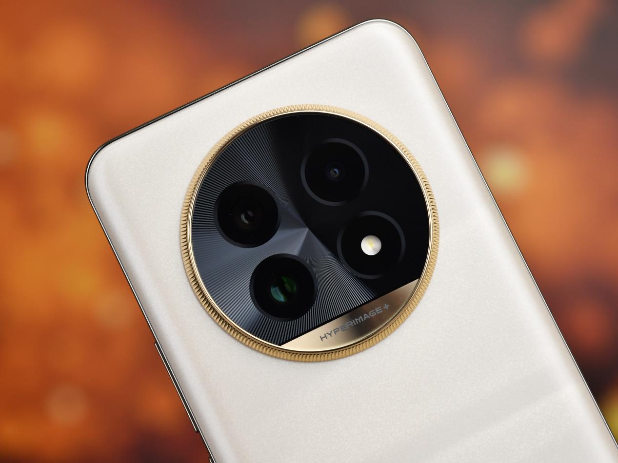 真我13 Pro+全面评测：1999元拥有旗舰长焦和艺术设计