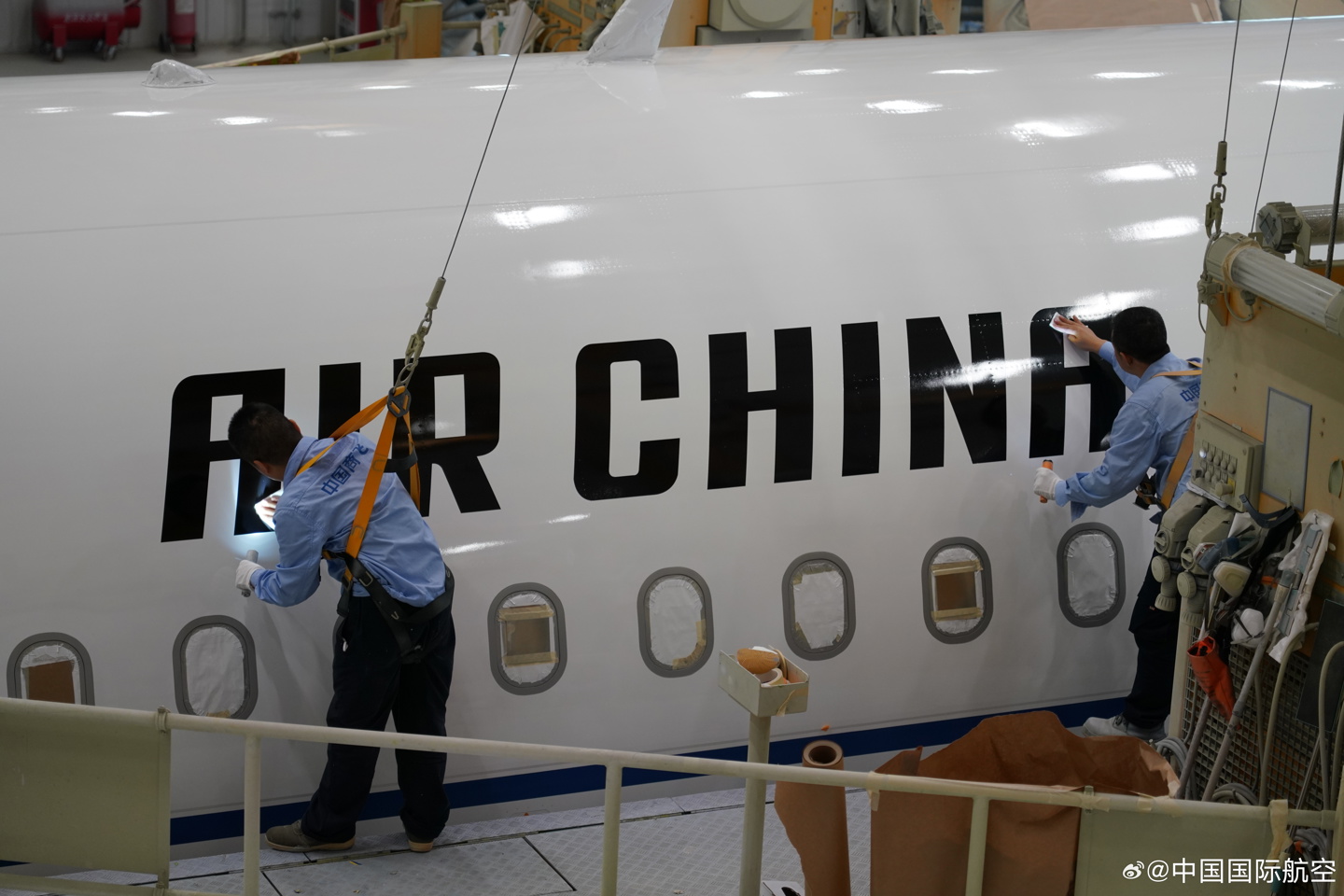 国航首架 C919 国产大飞机亮相:“变装”全过程公开