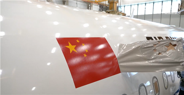 中国国航首架C919变装全程出炉:国产大飞机首次披上五星红旗