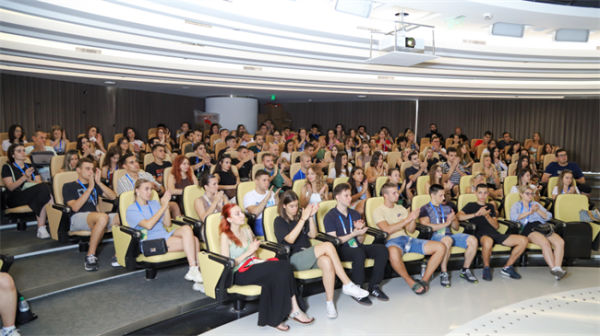 “塞尔维亚青年中国行”代表团访问鼎捷,共话AI科技新未来