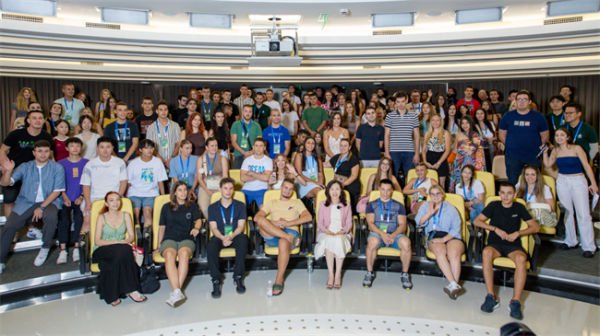 “塞尔维亚青年中国行”代表团访问鼎捷,共话AI科技新未来