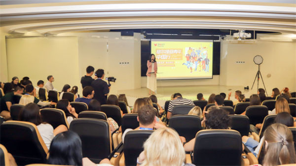 “塞尔维亚青年中国行”代表团访问鼎捷,共话AI科技新未来