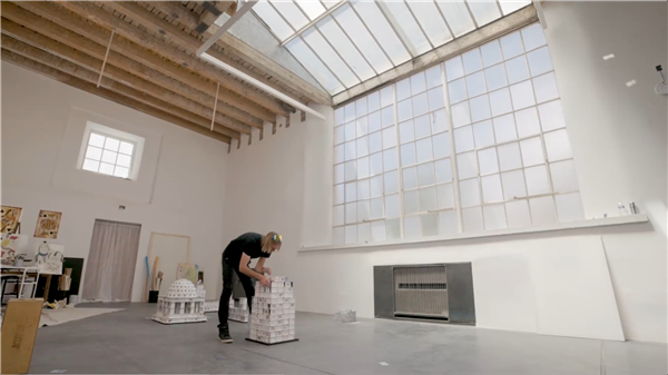 荣耀Magic V3成功登顶世界最高纸牌屋:视频过程心惊肉跳