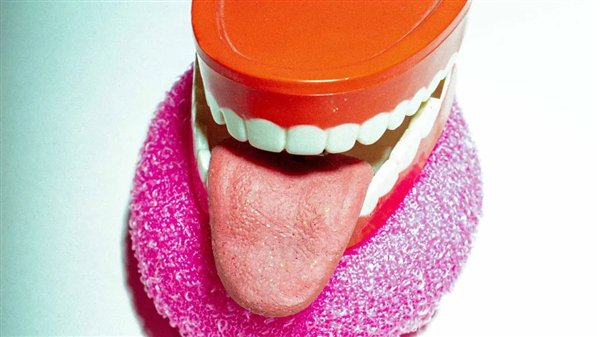 长宽都有7.9cm、可同时舔4颗棒棒糖:美国女子舌头太猛了