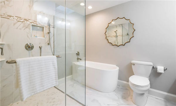 男子通马桶眼睛被灼伤几乎失明:疏通剂飞溅所致