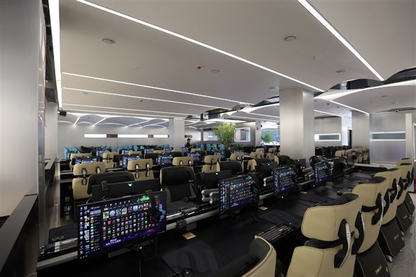 171台都是i9-14900K!全国最大全场i9K网咖开业 曾经的网吧彻底变了