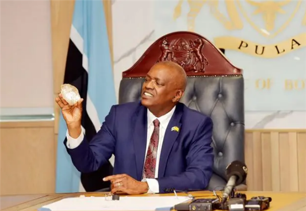 重达2492克拉!世界第二大钻石被挖出