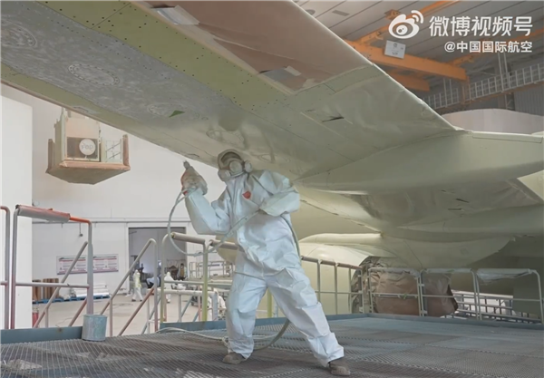 中国国航首架C919变装全程出炉:国产大飞机首次披上五星红旗