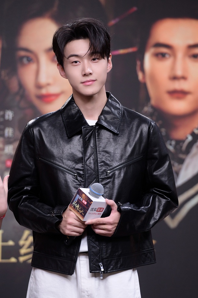 《胭脂似火》正式上线 许佳琪现场壁咚李卓扬甜度爆表