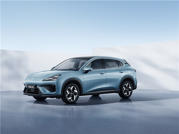 女子下雨天拉开隐藏式门把手被熏吐:停车后需用纸巾擦干