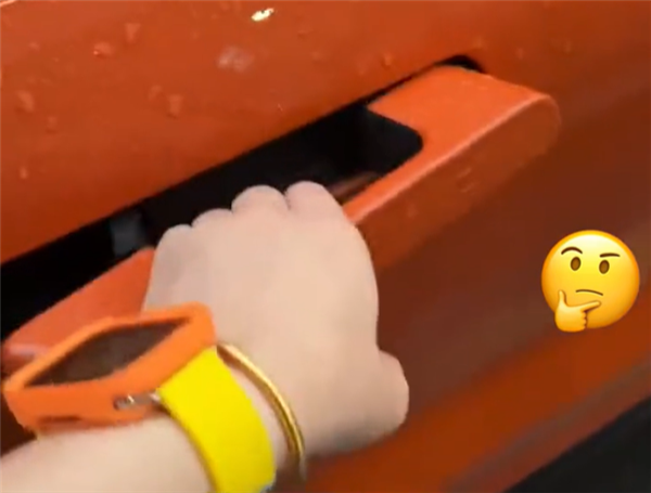 女子下雨天拉开隐藏式门把手被熏吐:停车后需用纸巾擦干