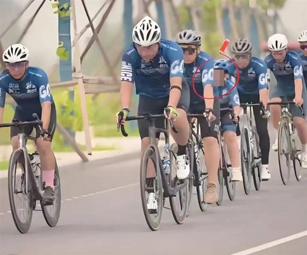 父亲带娃骑行摔倒遭碾压身亡 司机被送检引网友热议:涉嫌过失致死罪