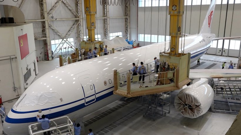国航首架 C919 国产大飞机亮相:“变装”全过程公开