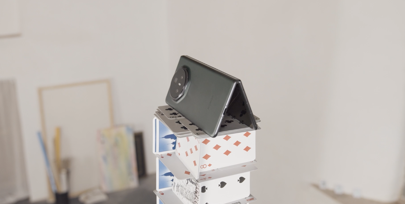 荣耀Magic V3挑战成功：打造世界最高纸牌屋，获吉尼斯认证