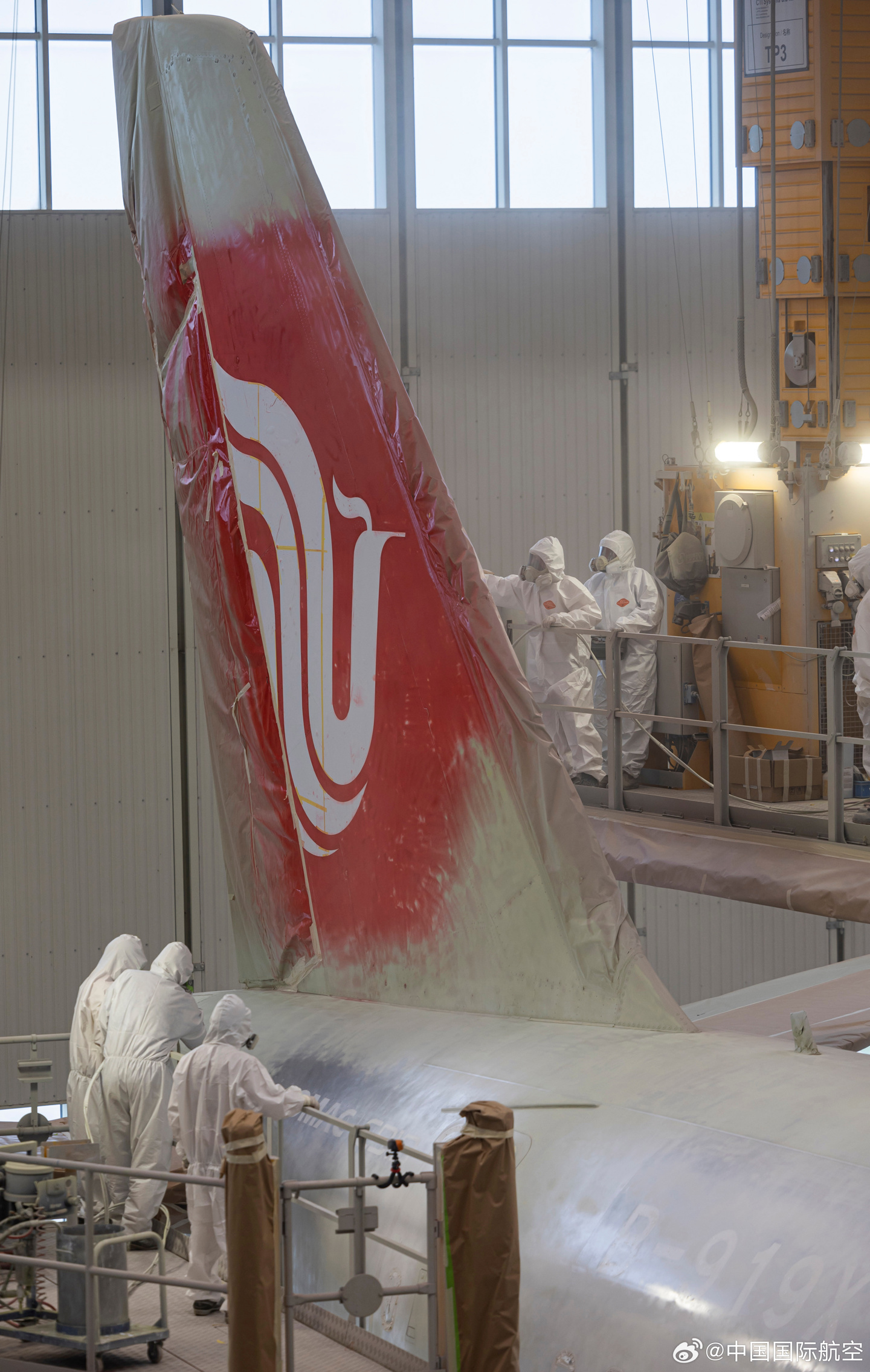 国航首架 C919 国产大飞机亮相:“变装”全过程公开