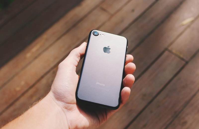 大砍苹果一刀,巴菲特突然大撤退到底发生了什么?