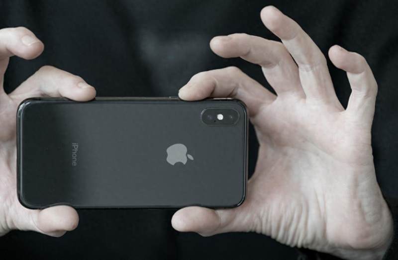 大砍苹果一刀,巴菲特突然大撤退到底发生了什么?