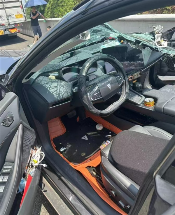 男子驾驶深蓝SL03高速追尾货车:因气囊没爆欲讨说法